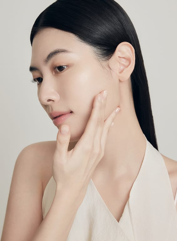 A model applying FIRST CARE ACTIVATING SERUM Ⅵ