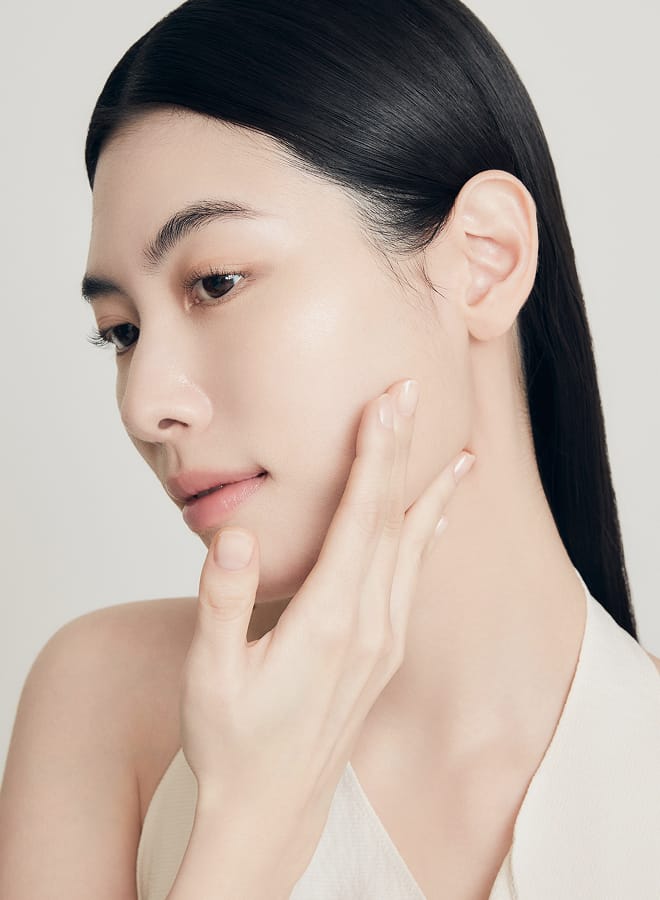 A model applying FIRST CARE ACTIVATING SERUM Ⅵ